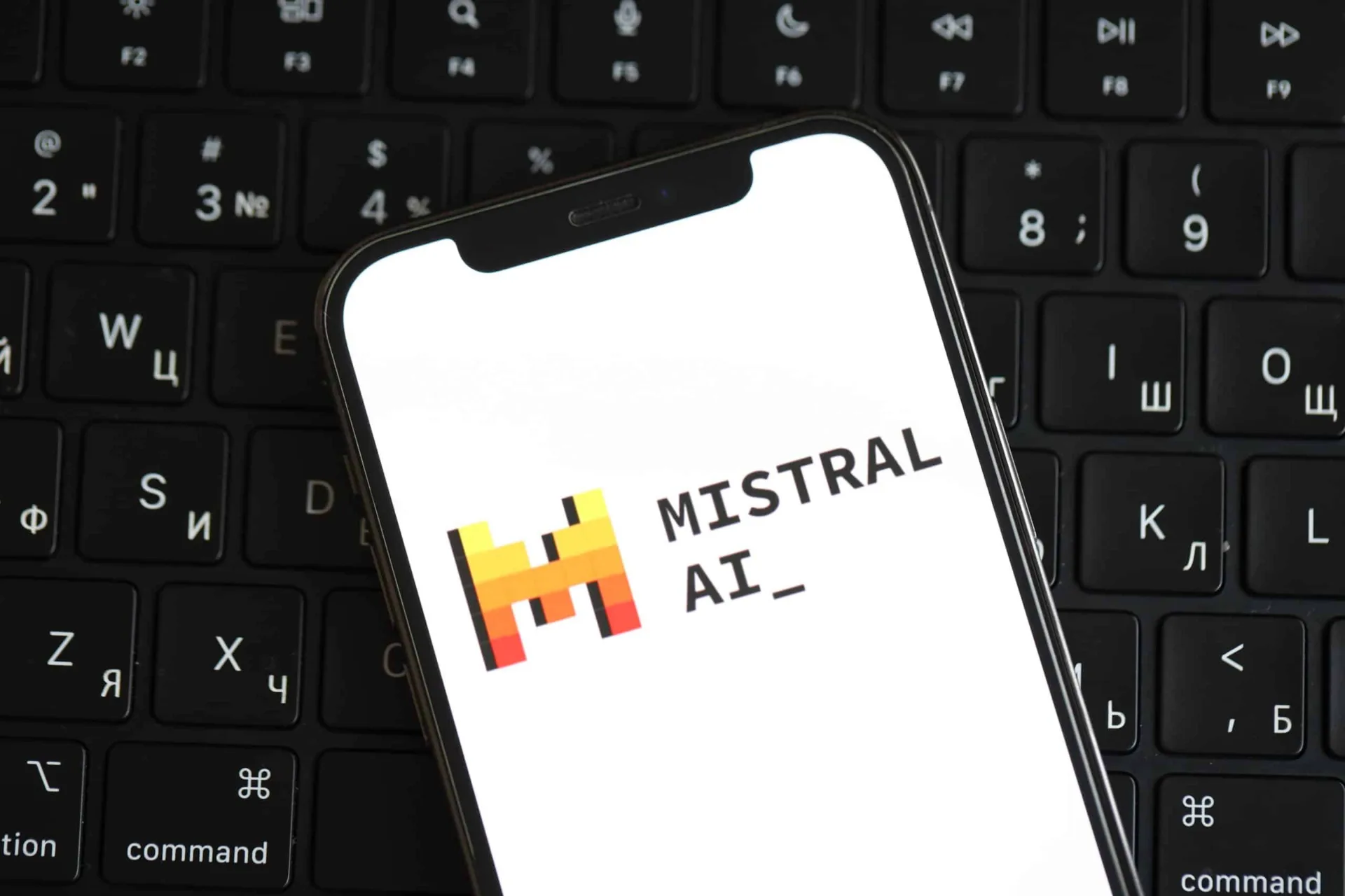 Mistral lança IA aberta para fortalecer defesa contra ciberataques e vulnerabilidades