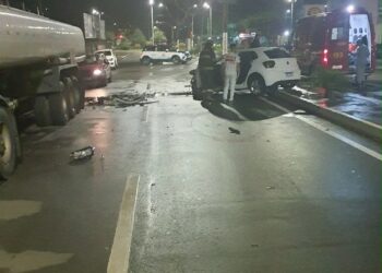 Motorista com fratura no fêmur após colisão com caminhão em Americana