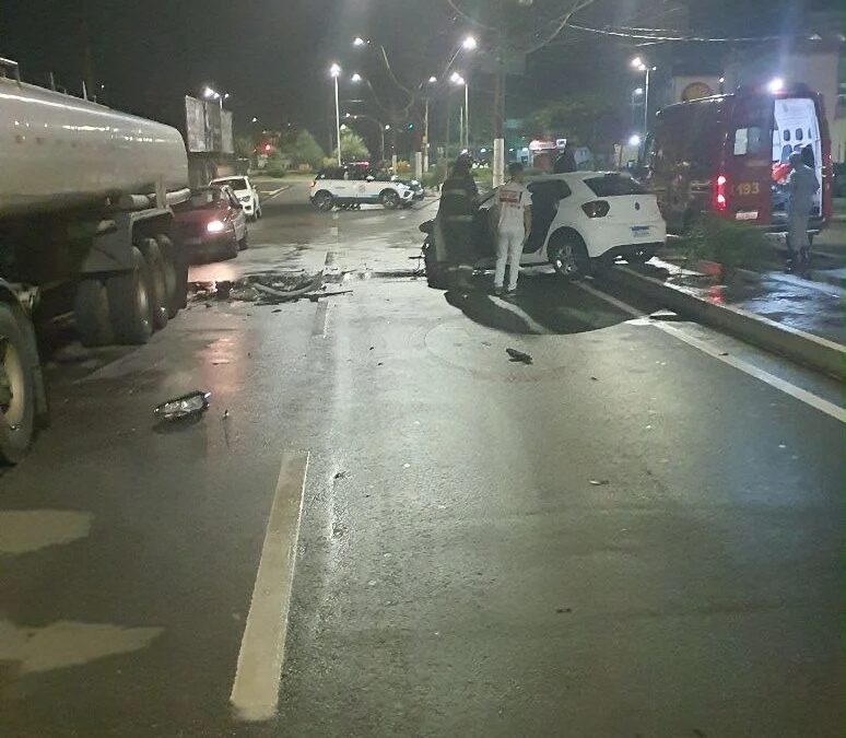Motorista com fratura no fêmur após colisão com caminhão em Americana