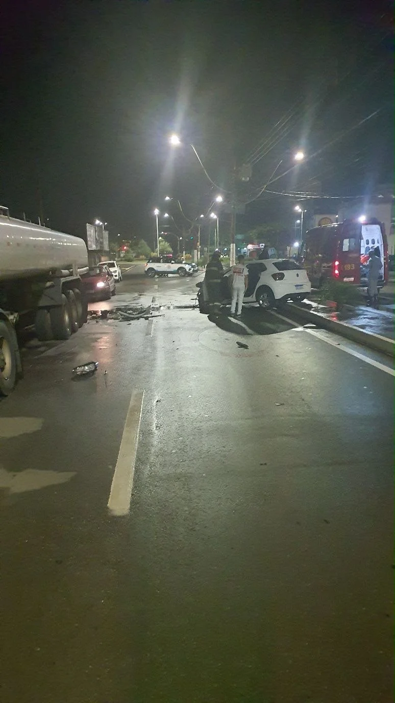 Motorista com fratura no fêmur após colisão com caminhão em Americana