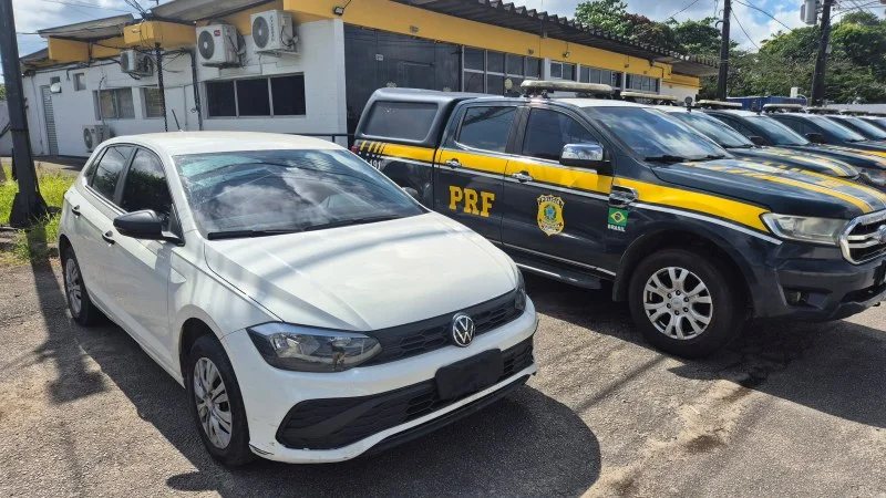 PRF apreende veículo com sinais adulterados e maconha em Registro (SP)