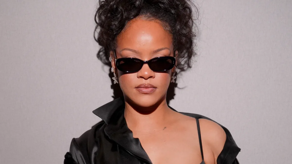 Rihanna responde a crítica de EJ Johnson sobre atraso em desfile da Dior em Paris