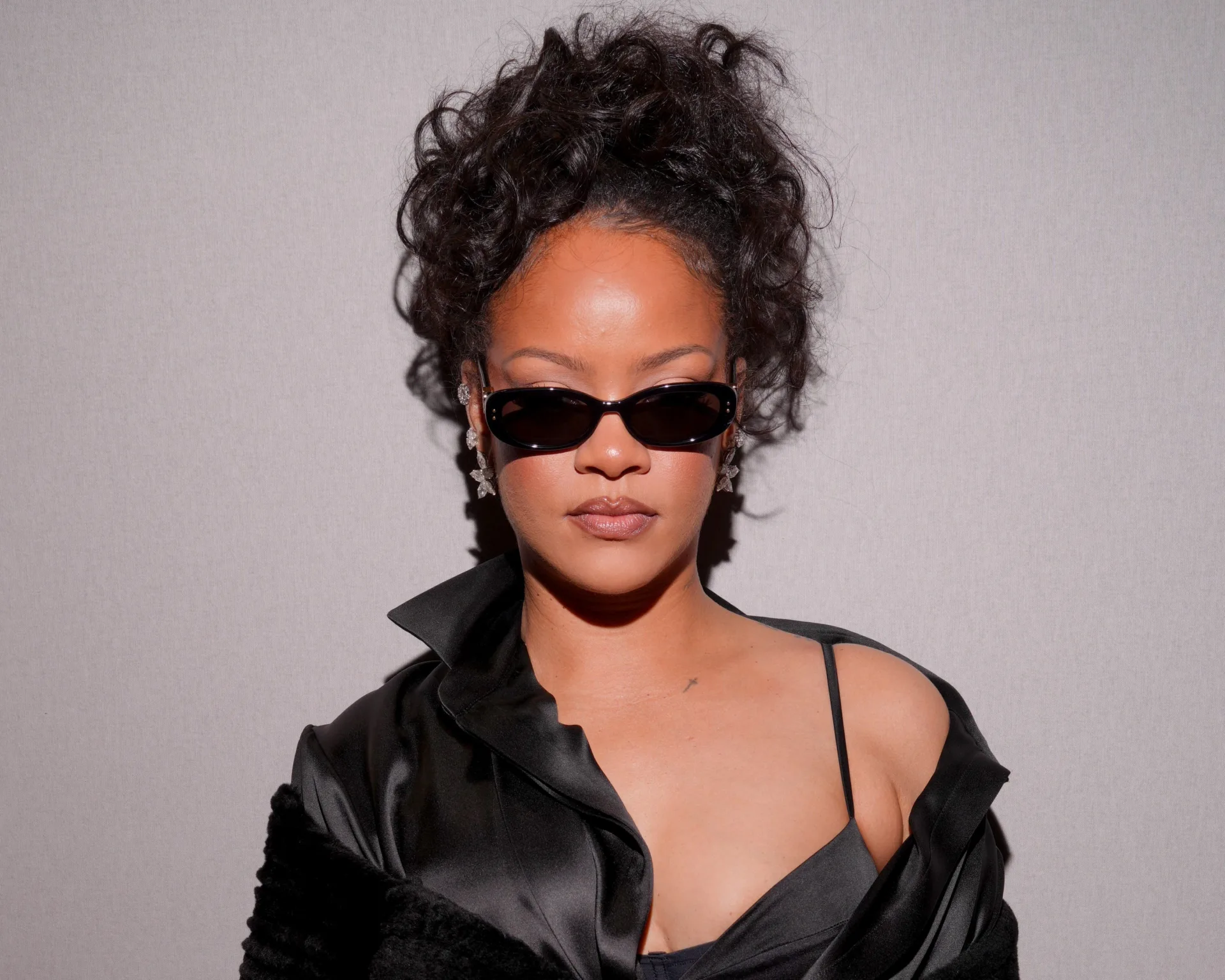 Rihanna responde a crítica de EJ Johnson sobre atraso em desfile da Dior em Paris