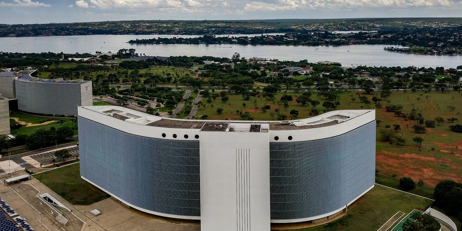 TSE proíbe Meta de restringir postagens sobre Lula e Flávio Bolsonaro