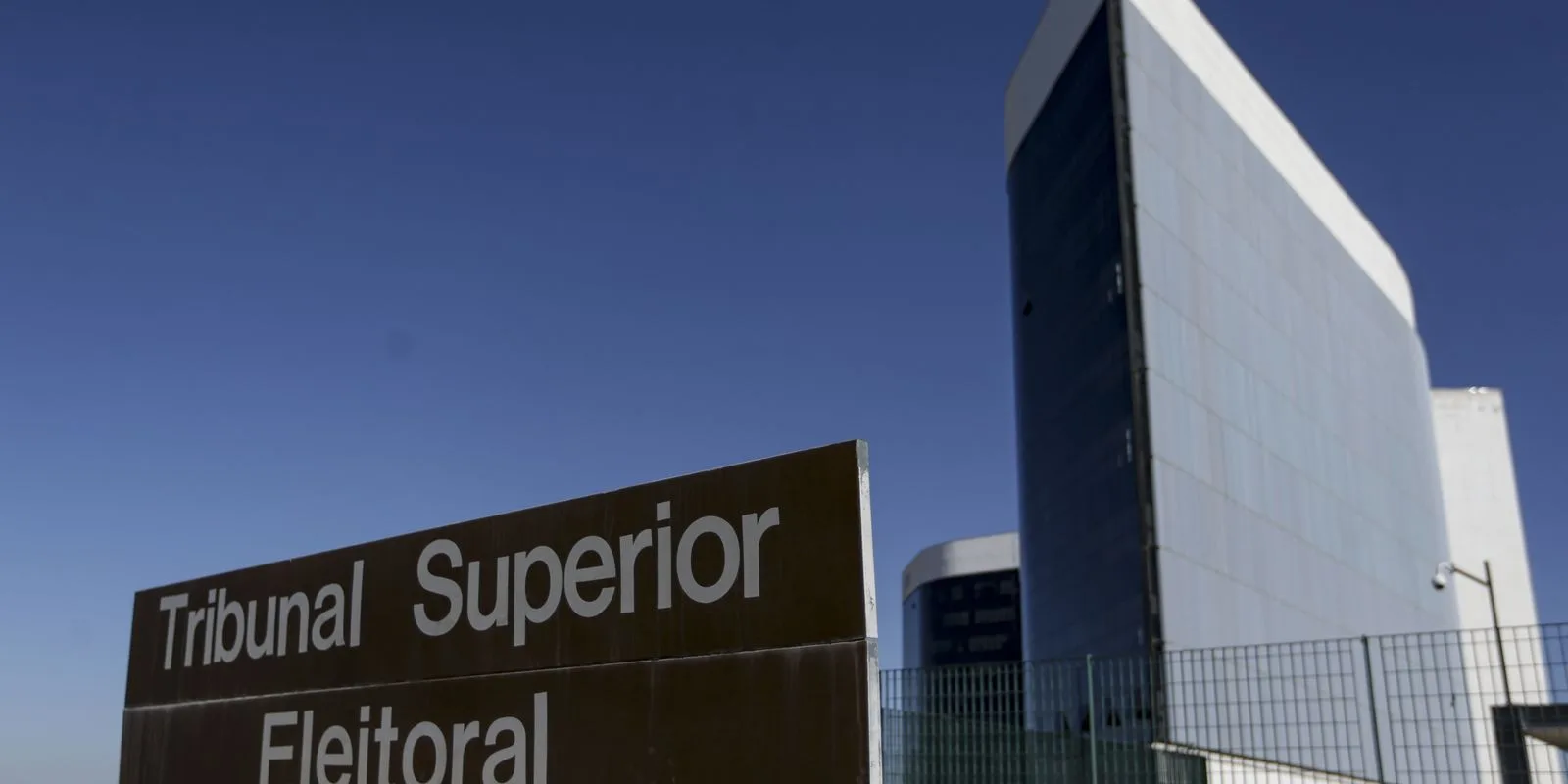 TSE retoma totalização de votos após interrupção em todo o país