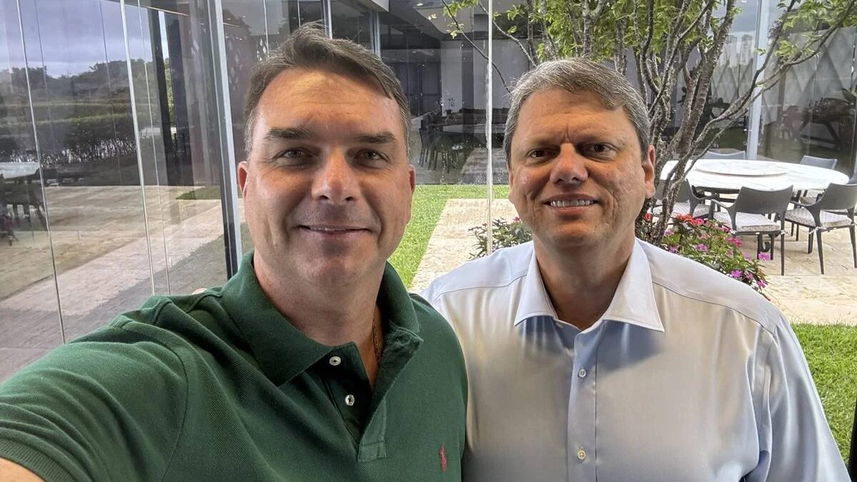 Tarcísio se reúne com Flávio Bolsonaro em Brasília para preparar debate decisivo