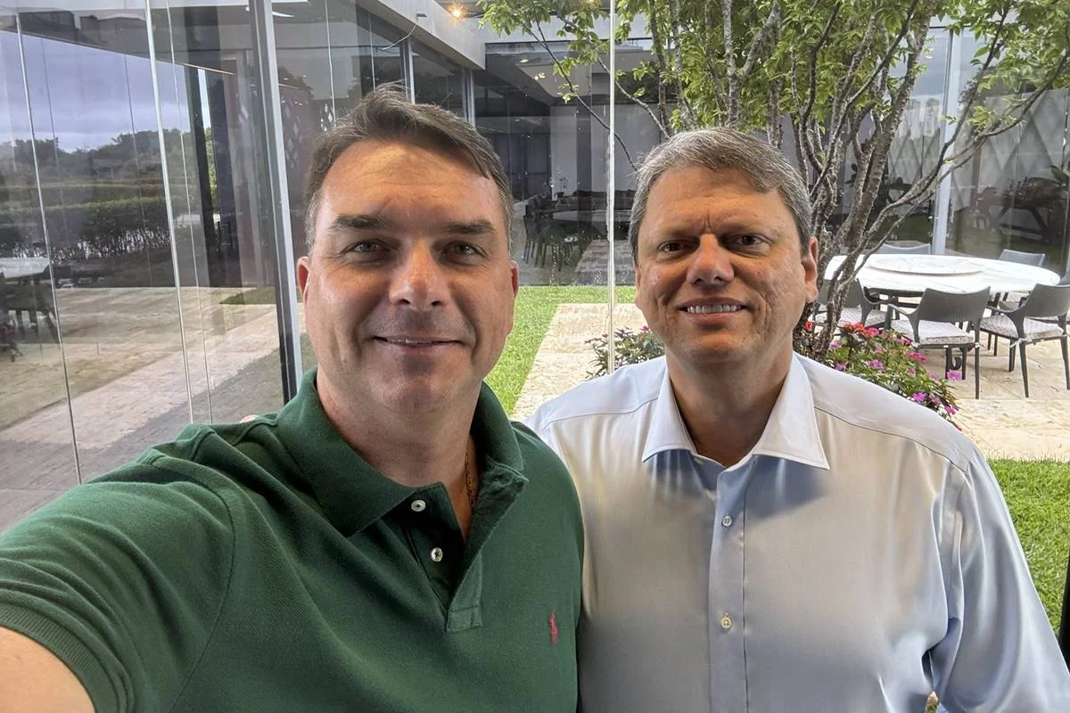 Tarcísio se reúne com Flávio Bolsonaro em Brasília para preparar debate decisivo