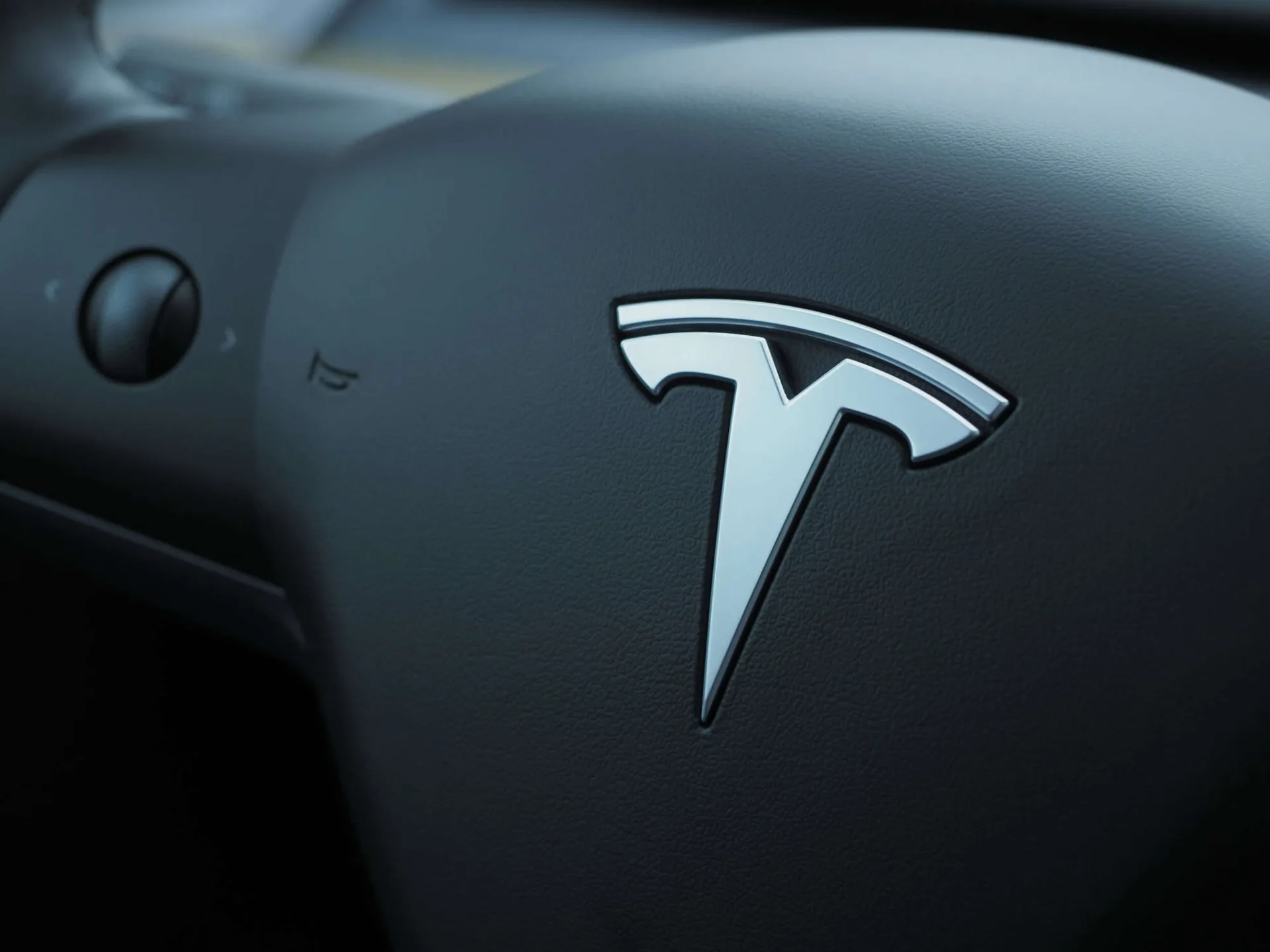 Tesla renomeia sistema de direção assistida na Europa após críticas da Alemanha