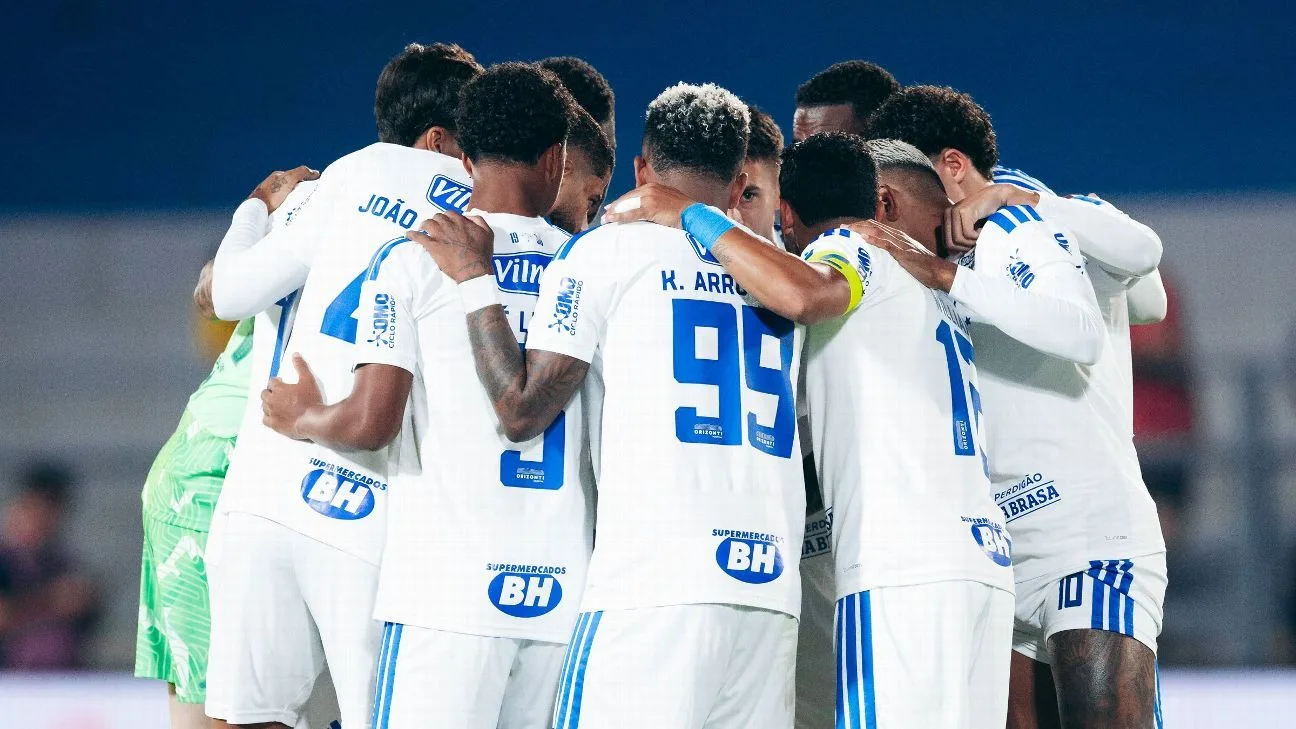 Torcedores protestam contra jogadores do Cruzeiro após derrota no Brasileirão