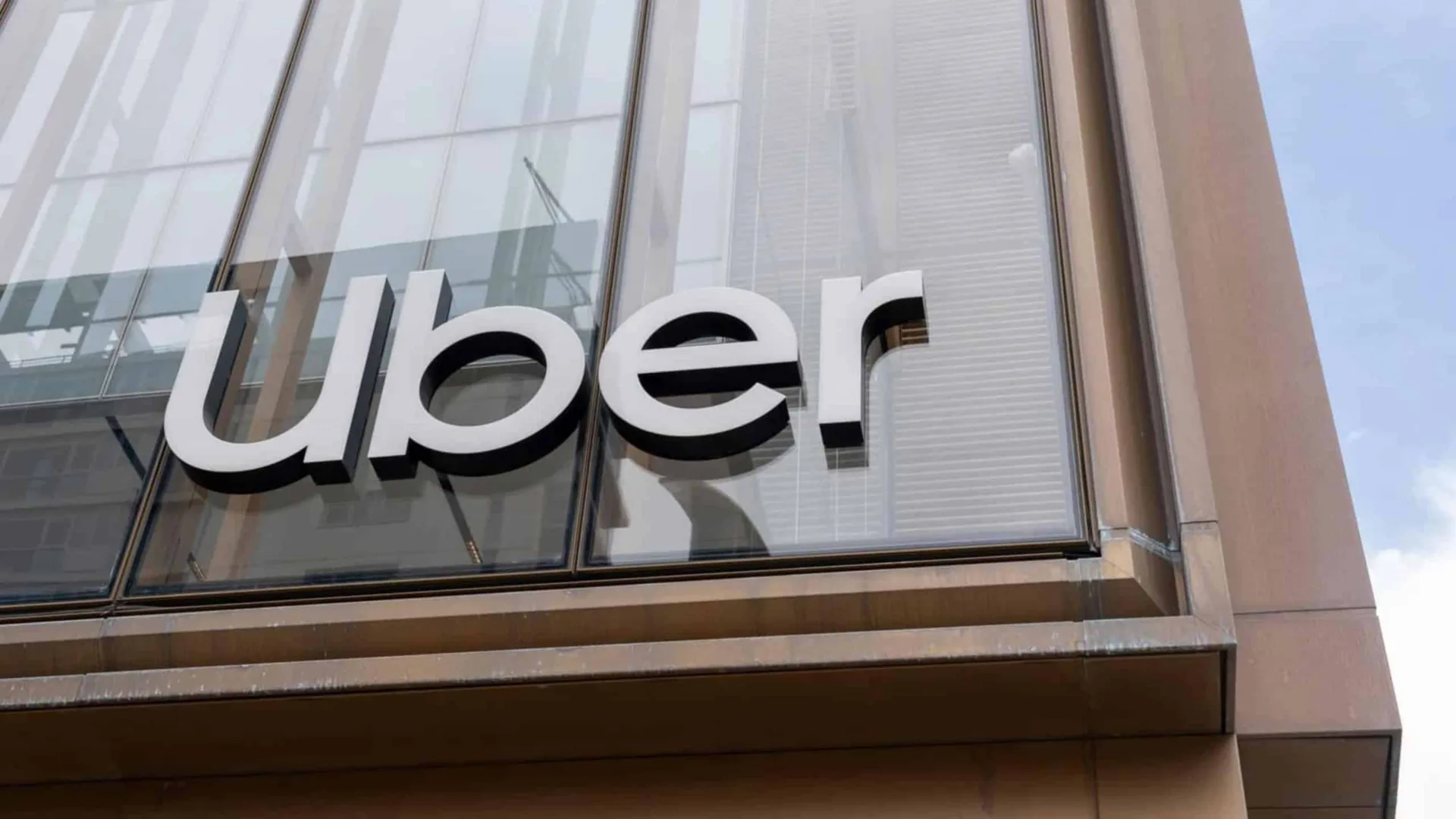 Uber e Pony.ai iniciam testes de robotáxis em Londres com 2 mil veículos planejados
