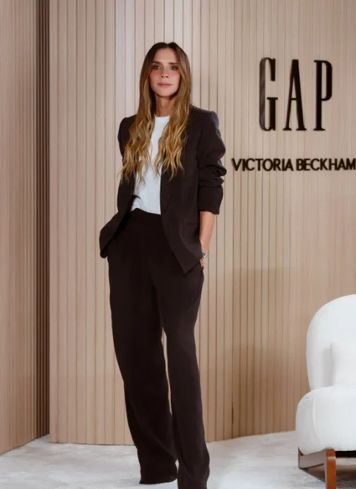 Victoria Beckham brilha em look preto e branco de alfaiataria no lançamento com a Gap